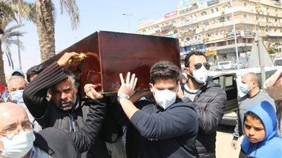 أداء صلاة الجنازة على الكاتب الصحفي عباس الطرابيلي (صور)