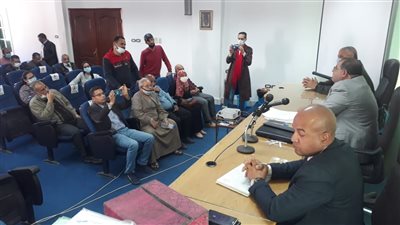 رئيس مدينة الغردقة يجتمع بالمتضررين من انهيار سقف إحدى الوحدات السكنية (صور)