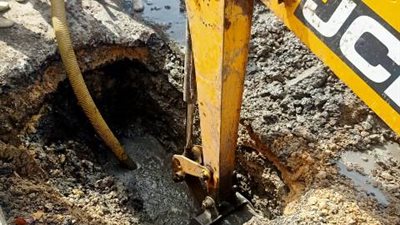 هبوط أرضي يُعطل حركة المرور بطريق 