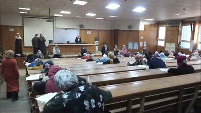 عميد آداب الفيوم يوجه بتوفير قاعات تستوعب أعداد الطلاب للوقاية من كورونا