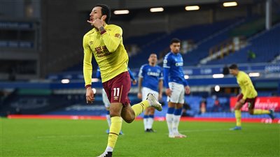 إيفرتون يسقط أمام بيرنلي بثنائية في الدوري الإنجليزي 