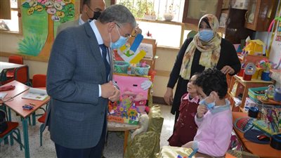 محافظ المنيا يتابع انتظام سير العملية التعليمية (صور)