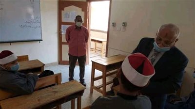 بحضور 70%.. مدير التعليم الإعدادي بمنطقة الأقصر الأزهرية يتفقد سير الدراسة بالمعاهد