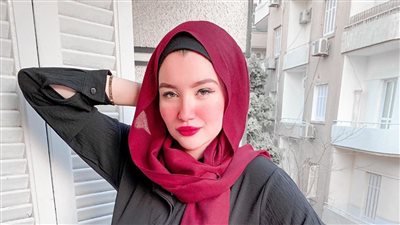 أول ظهور لحنين حسام أمام المحكمة بعد إخلاء سبيلها بعد قليل 