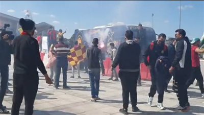 بالشماريخ.. جماهير الترجي تؤازر الفريق بمطار تونس قبل السفر للقاهرة 