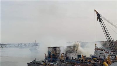 بعد إصابة 9 عمال.. أول تعليق رسمي من هيئة قناة السويس حول حريق الورشة العائمة 