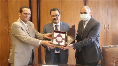 كلية علوم الأزهر تكرم عميد الكلية السابق لجهوده في حصول 20 كلية على شهادة الجودة