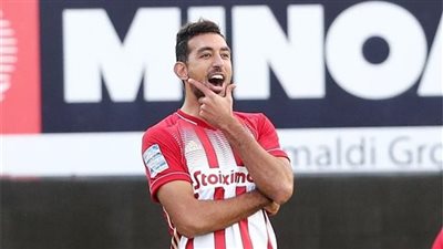 كوكا يخرج مصابًا من مباراة أولمبياكوس ولاريسا في الدوري اليوناني