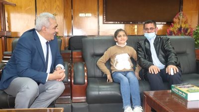 نائب رئيس جامعة الأزهر يستقبل الطفلة سجى.. ويشيد بنبوغها