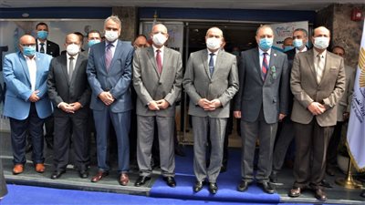 وزير الطيران المدني يفتتح مركز الخدمات السياحية لمصر للطيران 