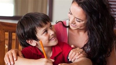 بعد بدء العام الدراسي.. كيف تجعل ابنك يحب الدراسة؟