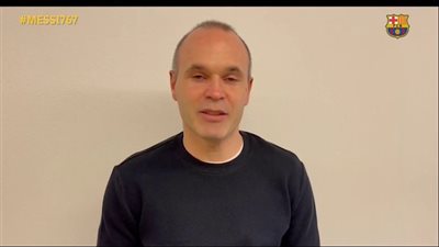 إنيستا يهنئ ميسي عقب وصوله إلى 767 مباراة مع برشلونة