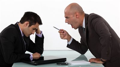 لا يتعامل بالعواطف ويرفض الأفكار الجديدة.. صفات المدير السيء