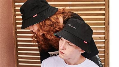 يرتديها مشاهير العالم.. قبعات الدلو تهيمن على صيف 2021