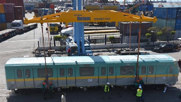 وصول قطار مترو الأنفاق