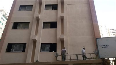 آثار الإسكندرية تبدأ تغيير لون واجهة شركة المياه لتناسب المحيط الأثري (صور)