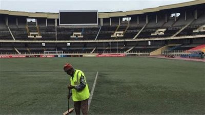 محاولات سحب الأمطار من ملعب مباراة الأهلي وفيتا كلوب (صور)