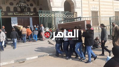 وصول جثمان عادل هاشم لمسجد السيدة نفسية ( صور)