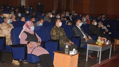 محافظ أسيوط وأسر الشهداء يشهدون 