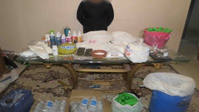 ضبط متهم بتصنيع أقراص مخدرة داخل شقته بمدينة نصر 