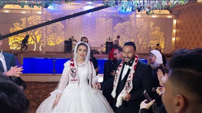 بالتزامن مع مباراة الزمالك والترجي.. عروسان يحتفلان بحفل عرسهما على أنغام 