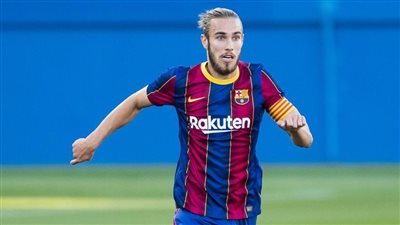 برشلونة يقرر تجديد عقد مدافع الفريق