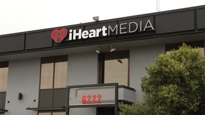 شركة بريطانية تنظر موافقة الحكومة الأمريكية لشراء نصف محطات 