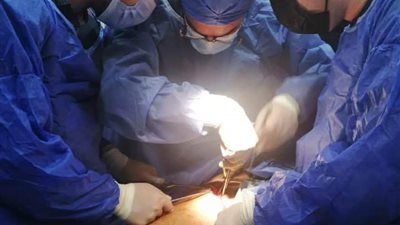 فريق طبي بمستشفى التأمين الصحي بالقليوبية ينقذ حياة مريض بجراحة في الجمجمة 