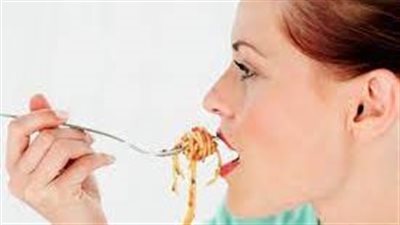 قد يكون سببًا وراثيًا.. تعرف على أسباب مشكلة بلع الطعام