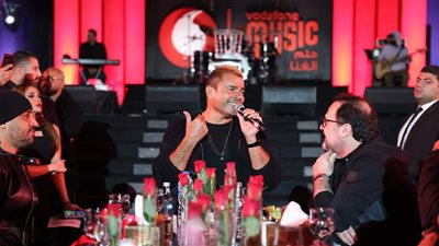 عمرو دياب يحتفل بشركاء مشواره الفني في حفل 