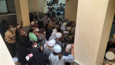 رغم التحذيرات.. زحام وتكدس بعيادة سيدي عبدالرحيم للتأمين الصحي بقنا