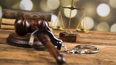 تأجيل إعادة محاكمة متهم بحرق سيارتي شرطة بمصر القديمة