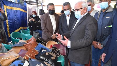 محافظ بورسعيد يفتتح معرض أندية الفتاة ويكرم الأمهات المثاليات لشهداء الجيش والشرطة (صور)