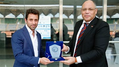 بيراميدز يُهدي درعه للسفير المصري في تنزانيا