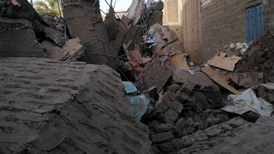 مصرع طفلة وإصابة شقيقتها خلال إزالة طابق مخالف في برج سكني بطنطا