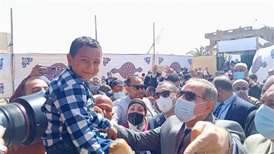 طفل يشارك محافظ كفر الشيخ في وضع حجر أساس مدرسة أبو بدوى ضمن حياة كريمة (صور)
