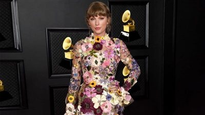 141 ألف جنيه.. سعر فستان تايلور سويفت تألقت به في حفل 