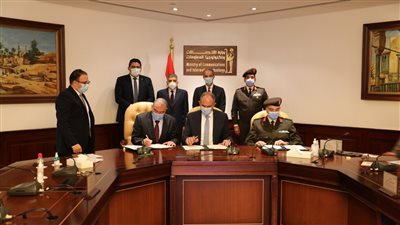 وزير الاتصالات ورئيس هيئة قناة السويس يشهدان توقيع عقد اتفاق لإنشاء مسار كابلات الألياف الضوئية بطريق المرشدين