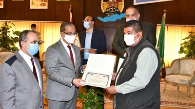 محافظ الفيوم يُكرم الأطباء البيطريين والإداريين المتميزين في الحملة القومية ضد الحمى القلاعية