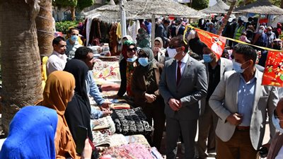 محافظ الفيوم يفتتح معرض منتجات المرأة ويوجه بتوفير منفذ ثابت (صور)