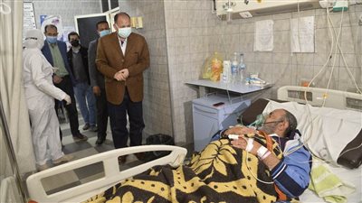 محافظ أسيوط يتفقد مركز تطعيم المواطنين بلقاح كورونا.. ويشدد على توسيع أماكن عزل المصابين