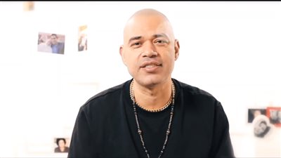 خالد تاج الدين يستعين بفنانات متوفيات في كليب 