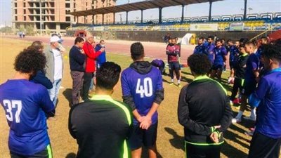 نائب رئيس نادي أسوان يعقد جلسة مع علاء عبد العال واللاعبين (صور) 