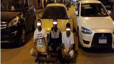 ضبط 11 سيارة مقطعة مبلغ بسرقتها بحوزة شخصين داخل مخزن في سوهاج (صور)