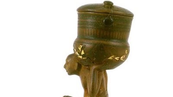 تمثال خادم يحمل إناء