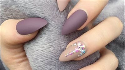 إليك ما يقوله لون أظافرك عنك