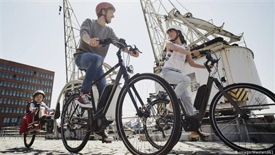 يركبون الدراجات ولا يطاردون الموضة.. أساليب حياتية يقوم بها الفرنسيون لتوفير المال