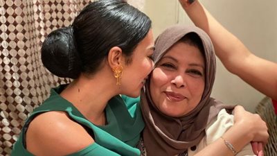  ميرهان حسين تحتفل بعيد الأم بصورة مع والدتها