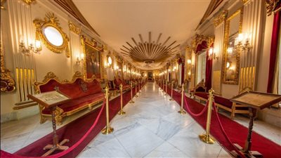 استفتاء على 4 تحف لاختيار قطعة أبريل بمتحف قصر المنيل | صور