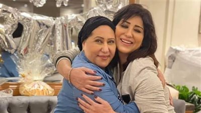 بمناسبة عيد الأم.. وفاء عامر تهنئ والدتها وجميع السيدات عبر 